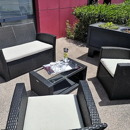 Hotel Pont Rouge ,