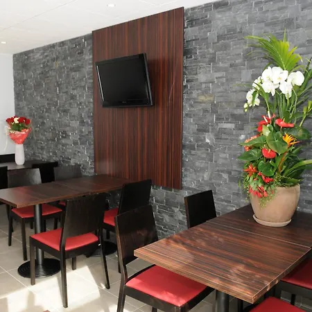 Hotel Pont Rouge , 3*