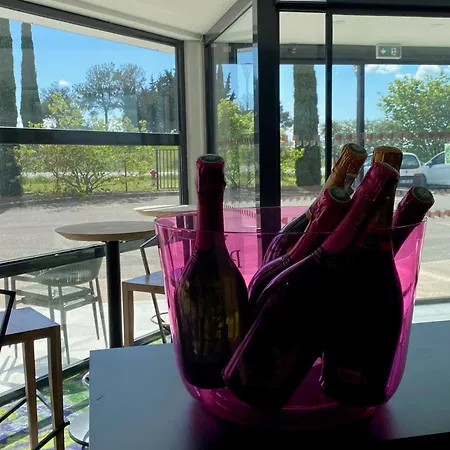 Hotel Pont Rouge , 3*