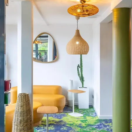 Hotel Pont Rouge ,