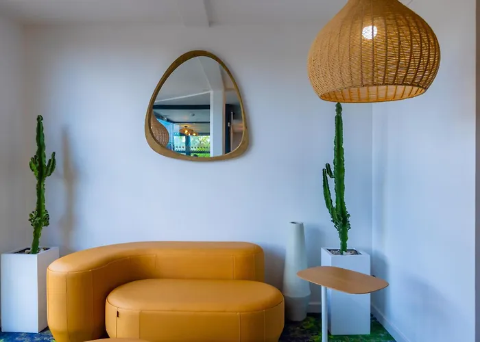 Pont Rouge , Otel Carcassonne